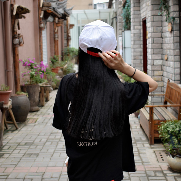 Pălărie casual pentru femei în alb și roșu