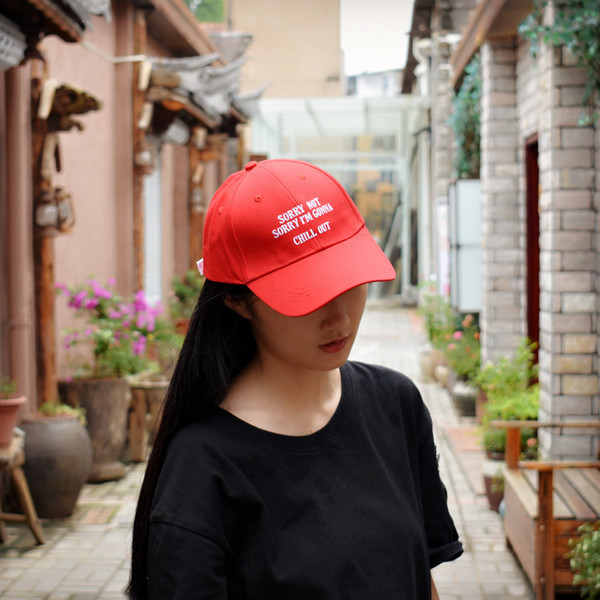 Pălărie casual pentru femei în alb și roșu