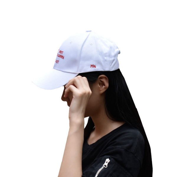 Pălărie casual pentru femei în alb și roșu