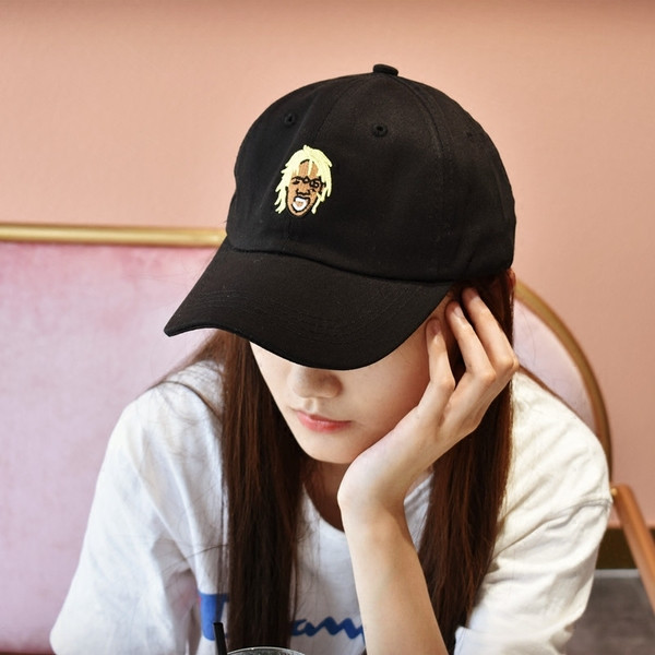 Дамска шапка с козирка и цветна бродерия в няколко цвята 