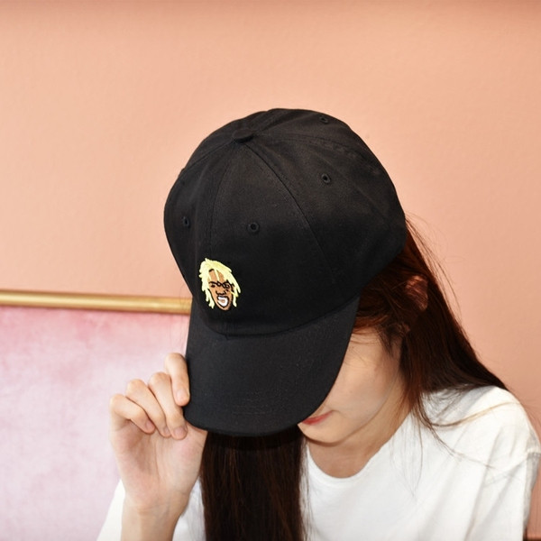 Дамска шапка с козирка и цветна бродерия в няколко цвята 