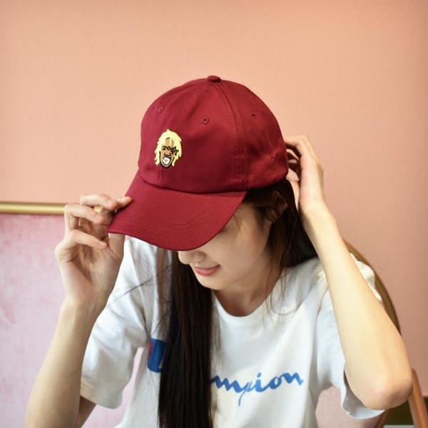 Дамска шапка с козирка и цветна бродерия в няколко цвята 