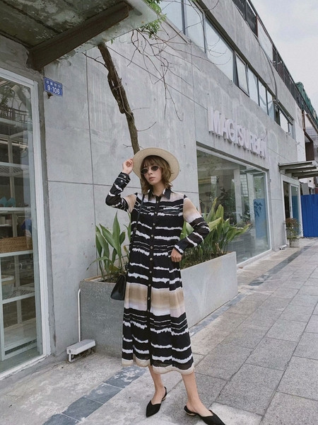 Rochie lunga si lata cu guler clasic si nasturi cu model colorat