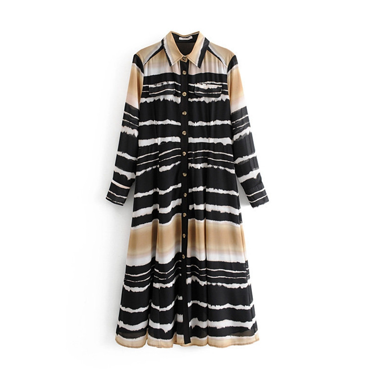 Rochie lunga si lata cu guler clasic si nasturi cu model colorat