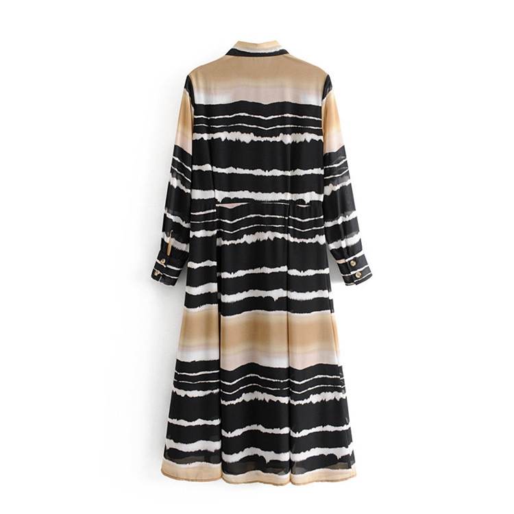 Rochie lunga si lata cu guler clasic si nasturi cu model colorat