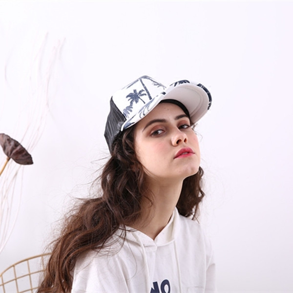 Pălărie de vară de damă modernă cu aplicație colorată