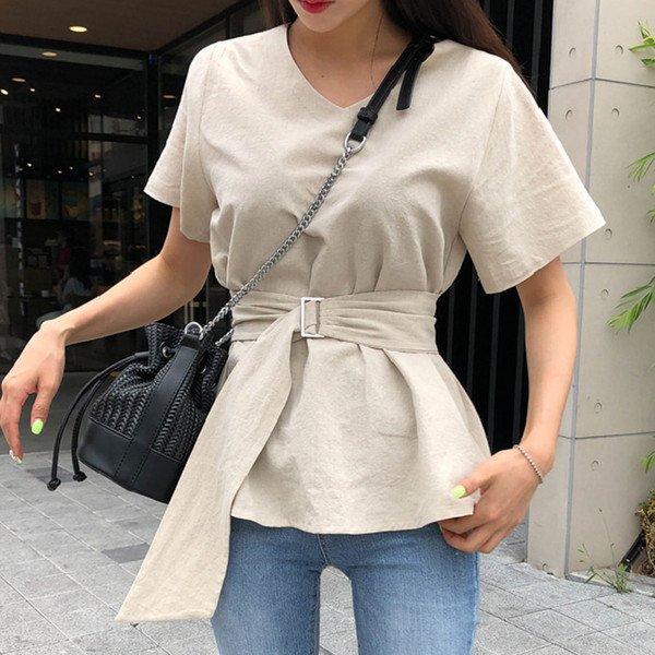 Bluza de dama cu decolteu in V si curea bej in talie