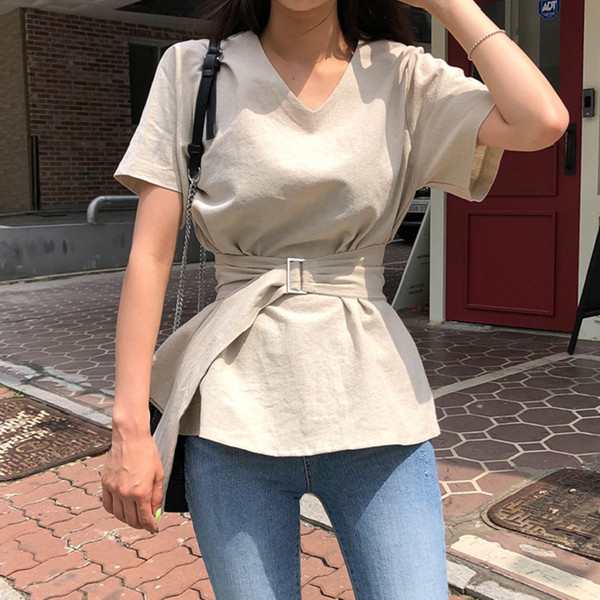 Bluza de dama cu decolteu in V si curea bej in talie