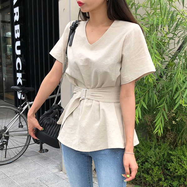 Bluza de dama cu decolteu in V si curea bej in talie