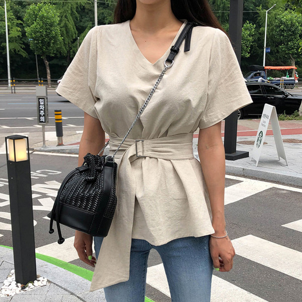 Bluza de dama cu decolteu in V si curea bej in talie