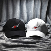 Дамска шапка с козирка и цветна бродерия в няколко цвята