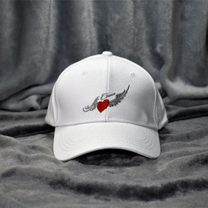 Дамска шапка с козирка и цветна бродерия в няколко цвята