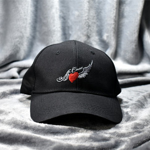 Дамска шапка с козирка и цветна бродерия в няколко цвята