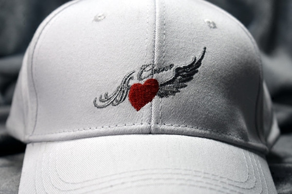 Дамска шапка  с козирка и цветна бродерия в няколко цвята 