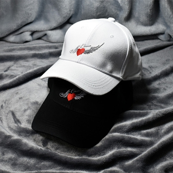 Дамска шапка  с козирка и цветна бродерия в няколко цвята 