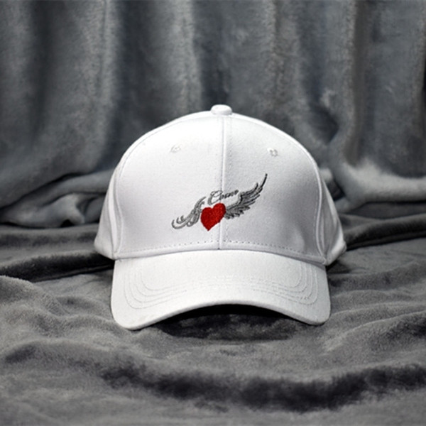 Дамска шапка  с козирка и цветна бродерия в няколко цвята 