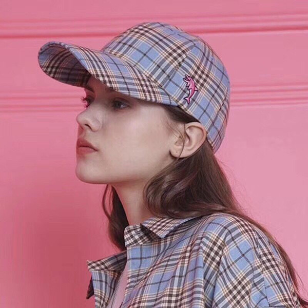 Дамска карирана шапка с козирка в два цвята 