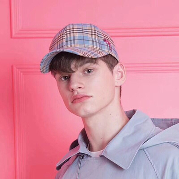 Дамска карирана шапка с козирка в два цвята 