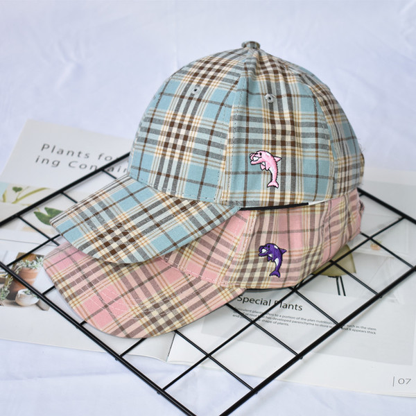 Дамска карирана шапка с козирка в два цвята 