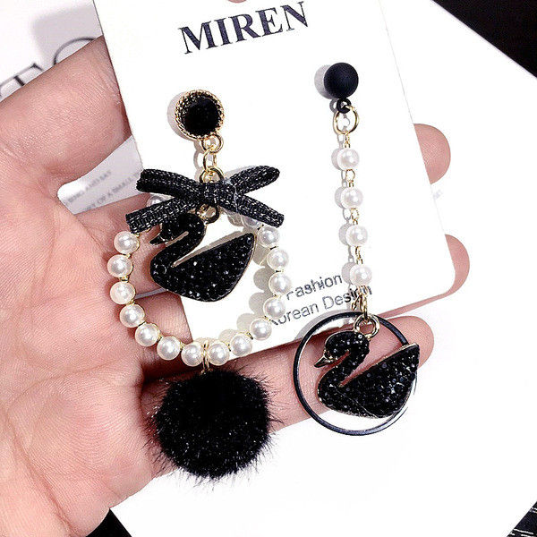 Cercei moderni de dama in negru cu perle