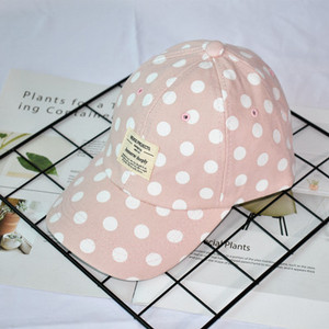 Palarie de dama cu vizor punctat in mai multe culori