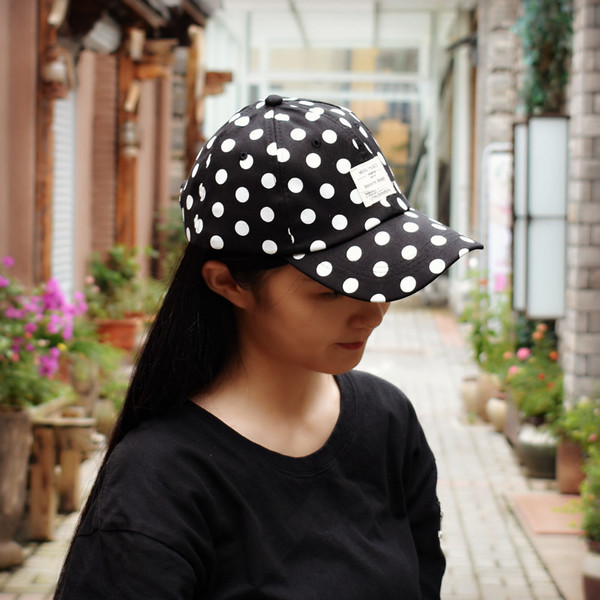 Palarie de dama cu vizor punctat in mai multe culori