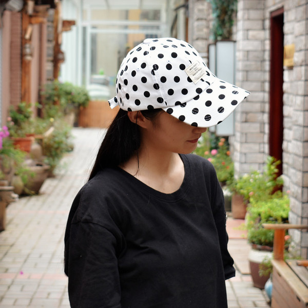 Palarie de dama cu vizor punctat in mai multe culori