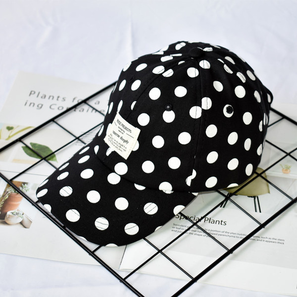 Palarie de dama cu vizor punctat in mai multe culori