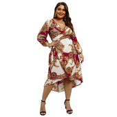 Modern női ruha mély nyakkivágással és hosszú ujjakkal