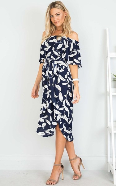 Rochie moderna de dama cu umerii goi si cu fanta