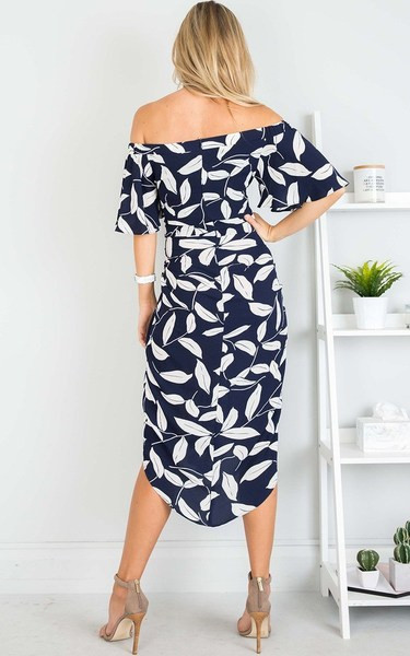 Rochie moderna de dama cu umerii goi si cu fanta