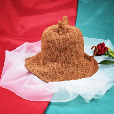 Модерна дамска лятна шапка с 3D-елемент в няколко цвята 