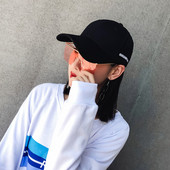 Pălărie modernă pentru bărbați și femei cu vizor în alb-negru