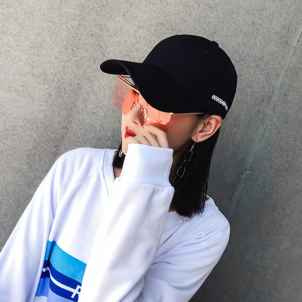 Pălărie modernă pentru bărbați și femei cu vizor în alb-negru