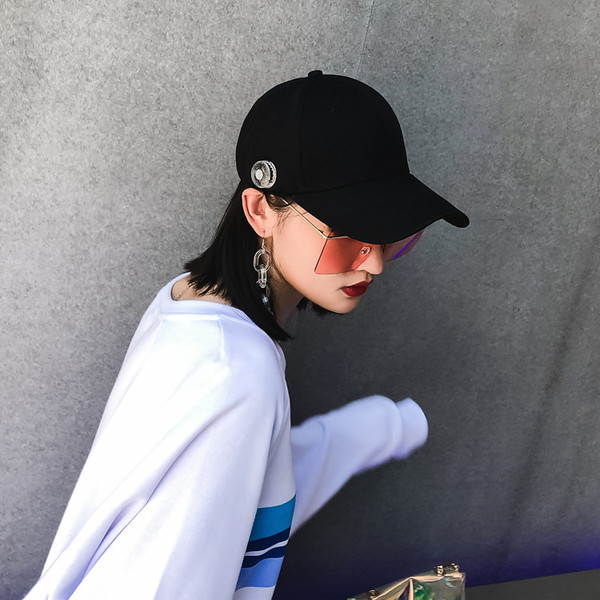 Pălărie modernă pentru bărbați și femei cu vizor în alb-negru