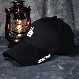 Palarie casual dama cu broderie in negru si galben