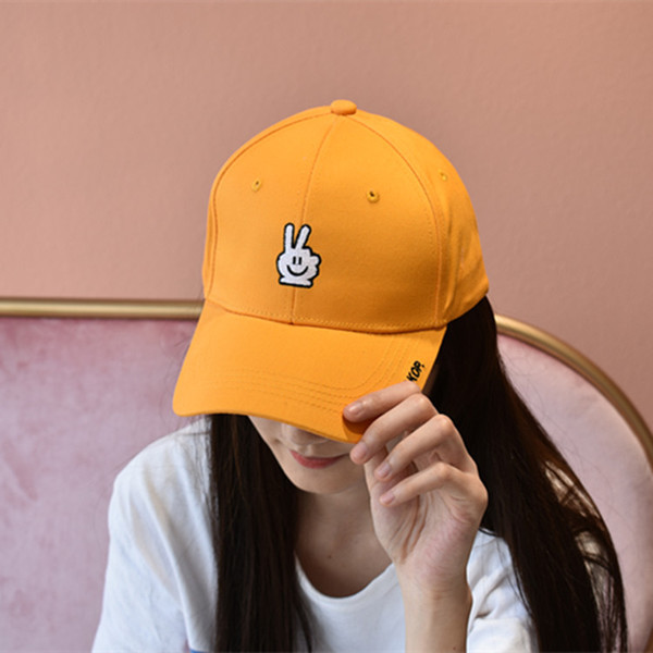 Palarie casual dama cu broderie in negru si galben