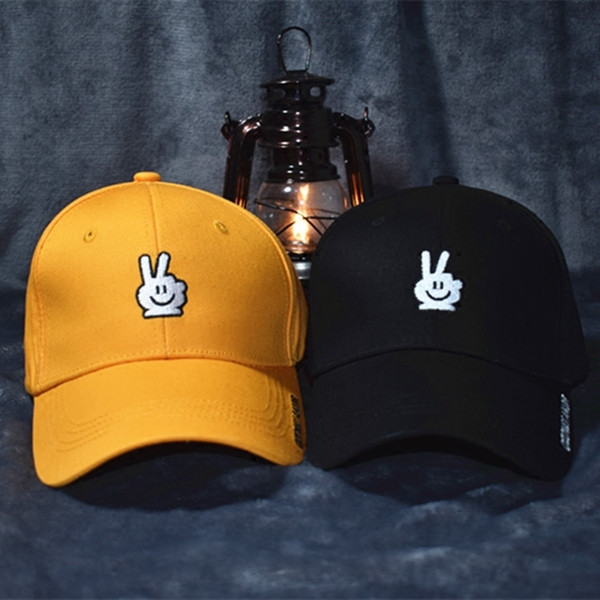 Palarie casual dama cu broderie in negru si galben