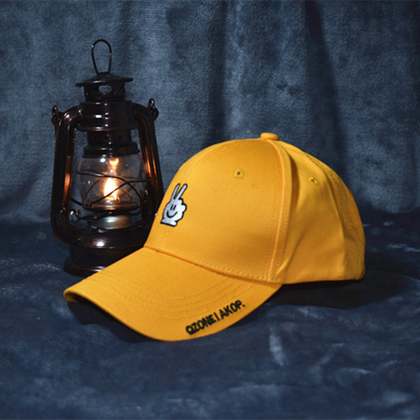 Palarie casual dama cu broderie in negru si galben