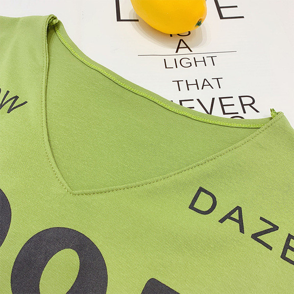 Tricou de damă cu inscripție și decolteu în V în trei culori