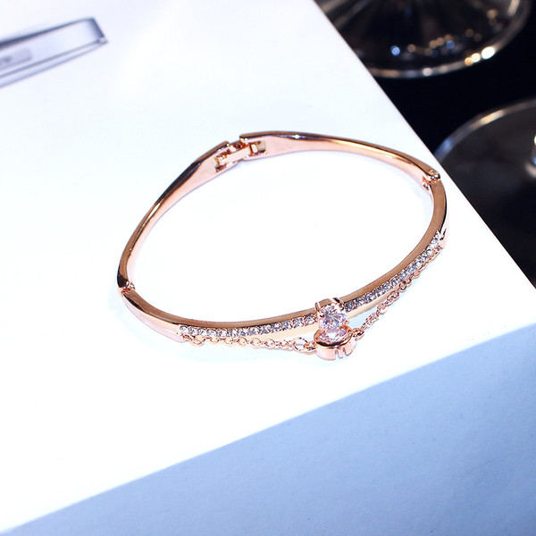 Bratara eleganta de dama de culoare aurie cu pietre