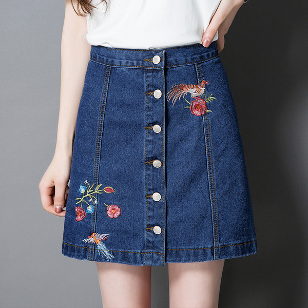 Fusta de dama din denim cu nasturi si broderie colorata in doua culori