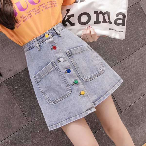 Fusta de dama din denim cu nasturi colorati de culoare deschisa