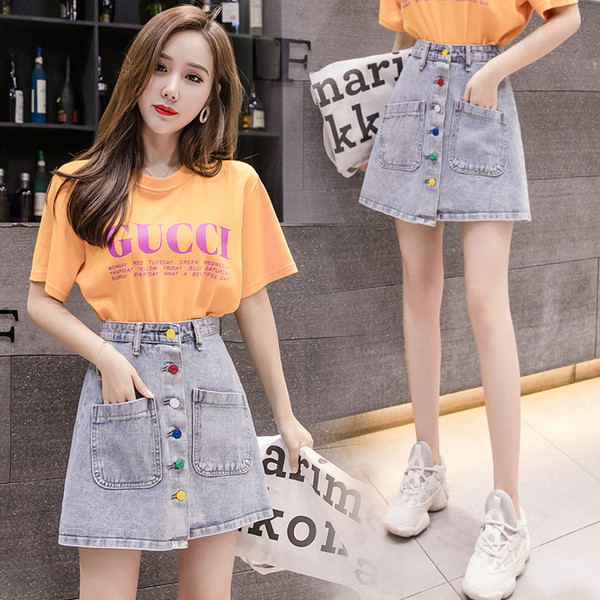 Fusta de dama din denim cu nasturi colorati de culoare deschisa