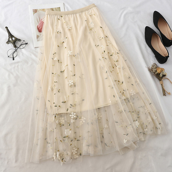 Fusta de dama actuala cu talie inalta si broderie florala in mai multe culori