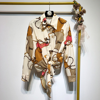 Cămașă modernă de damă cu mâneci lungi - model cu model