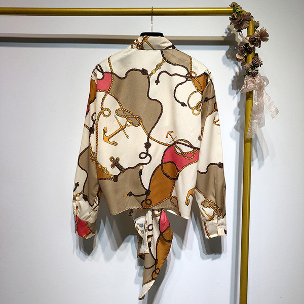 Cămașă modernă de damă cu mâneci lungi - model cu model