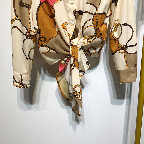 Cămașă modernă de damă cu mâneci lungi - model cu model