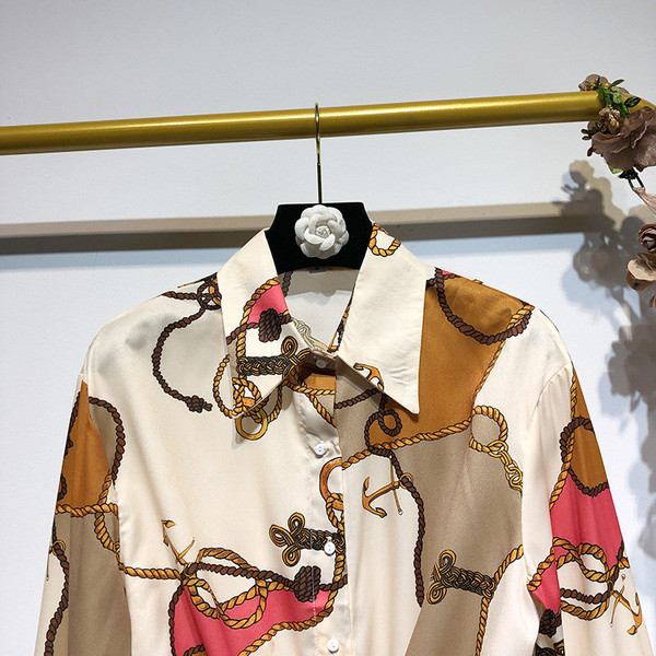 Cămașă modernă de damă cu mâneci lungi - model cu model