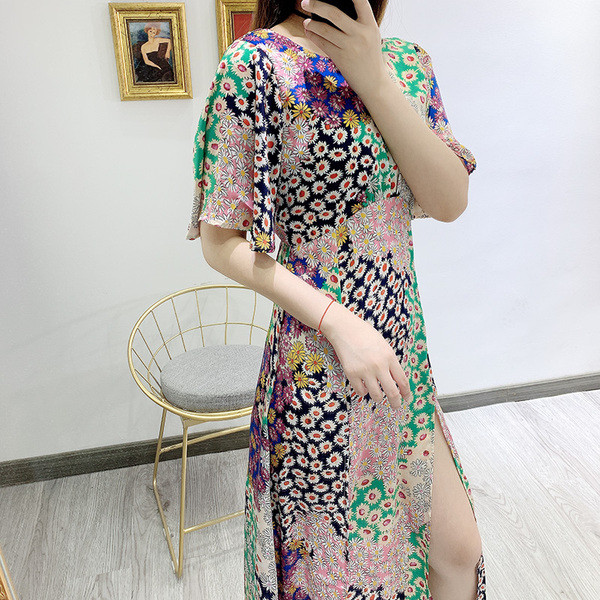 Дамска ежедневна рокля с овално деколте и широки ръкави с флорален десен